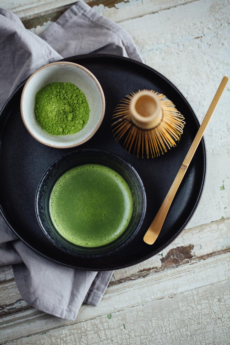 Photo high angle view of cup of green tea on table