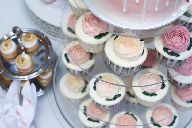 Photo high angle view of cupcakes for sale in store