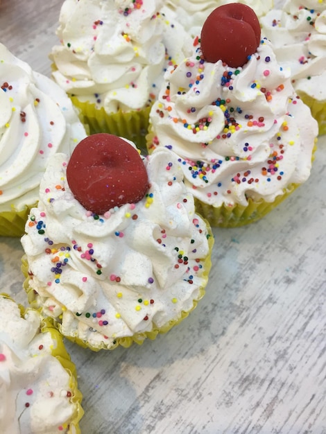 Foto vista ad alta angolazione dei cupcake sul tavolo