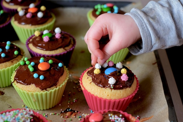 Foto vista ad alta angolazione dei cupcake sul tavolo