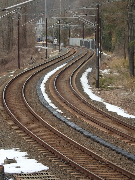 Photo high angle view of curve railroad tracks