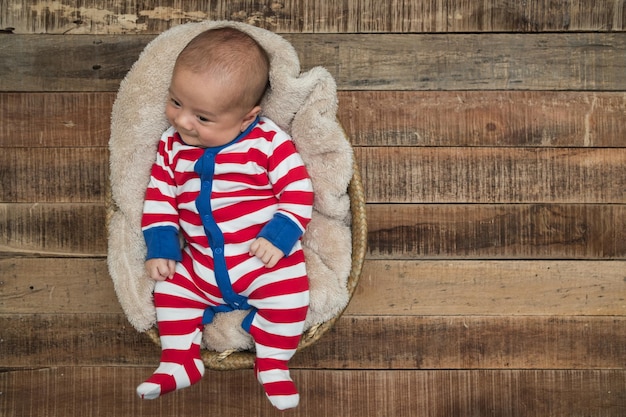 Photo high angle view of cute baby boy relaxing on chair