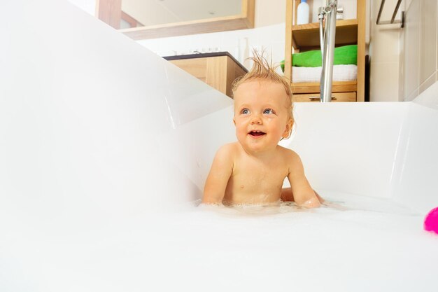 Photo high angle view of cute baby girl in bathroom