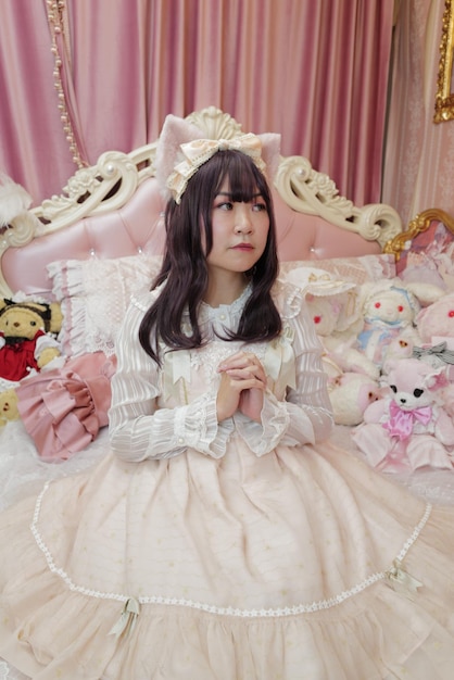ベッドに座っている可愛い女の子のハイアングルビュー
