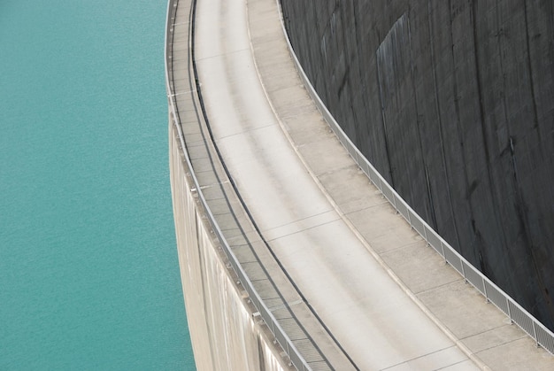 Photo high angle view of dam by barrier lake