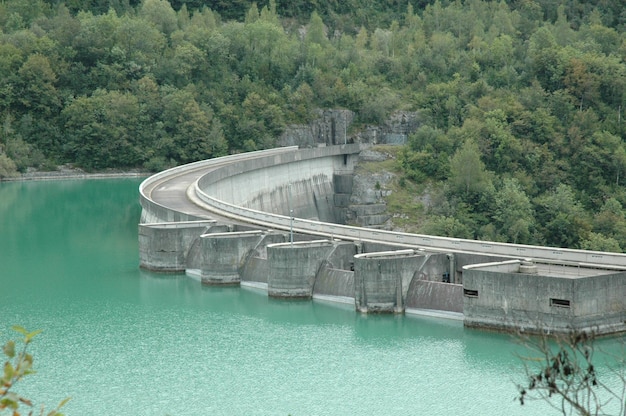 Foto vista ad alta angolazione della diga vicino al lago