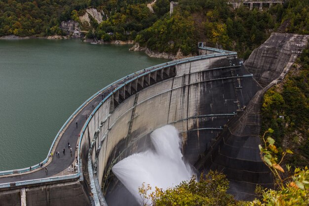 Foto vista ad alto angolo della diga dal fiume