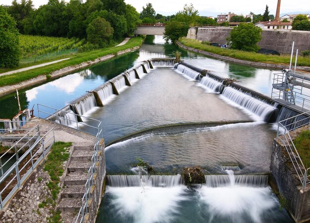 Foto vista ad alto angolo della diga dal fiume