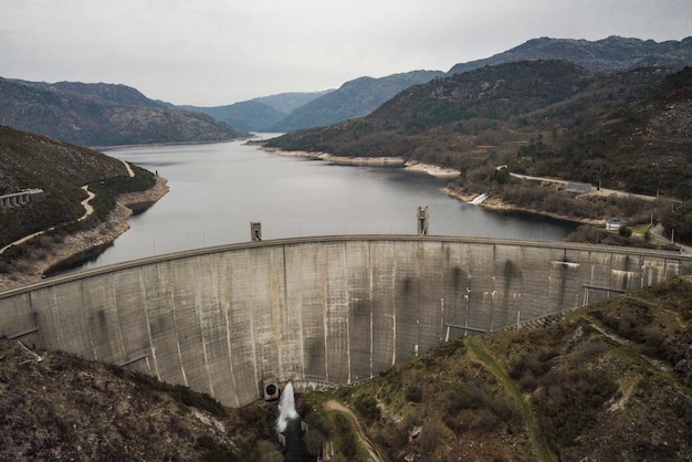 Foto vista ad alto angolo della diga