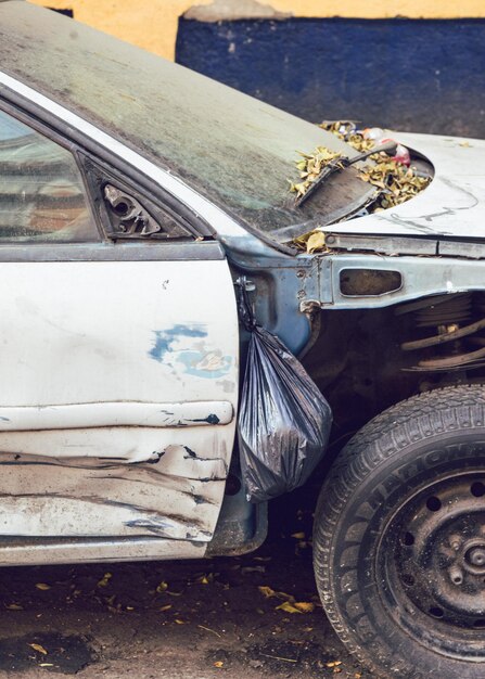 Photo high angle view of damaged car on street