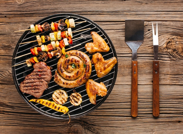 バーベキューで石炭の上の野菜とおいしい焼き肉のハイアングル