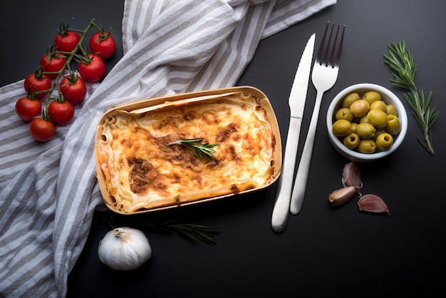 Foto veduta dall'alto di lasagne e ingredienti deliziosi