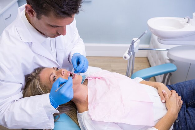 Elevato angolo di visione del dentista che esamina il paziente