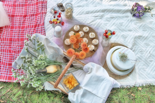 Foto vista ad alta angolazione dello champagne da dessert sul parco