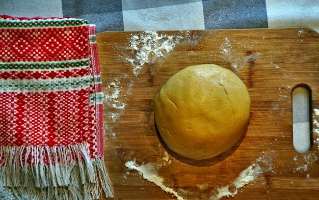 Photo high angle view of dessert on cutting board