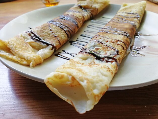 Foto vista ad alto angolo del dessert nel piatto sul tavolo