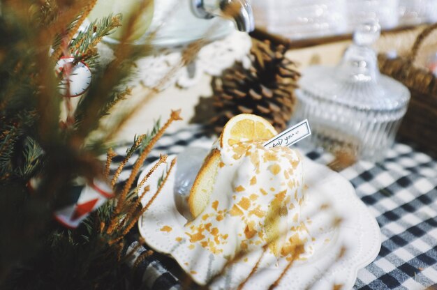 Photo high angle view of dessert in plate on table