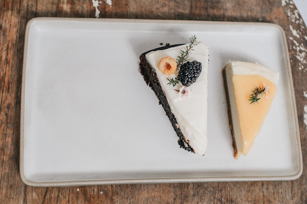 Foto vista ad alto angolo del dessert nel piatto sul tavolo