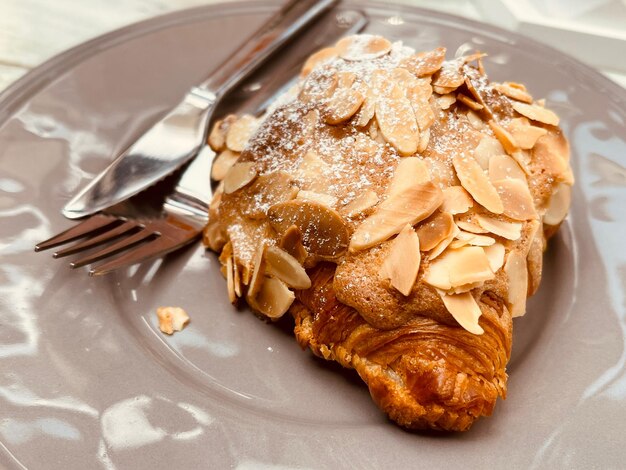 Foto vista ad alto angolo del dessert nel piatto sul tavolo