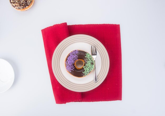 Photo high angle view of dessert in plate on table