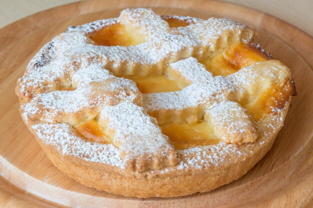 Foto vista ad alto angolo del dessert nel piatto sul tavolo