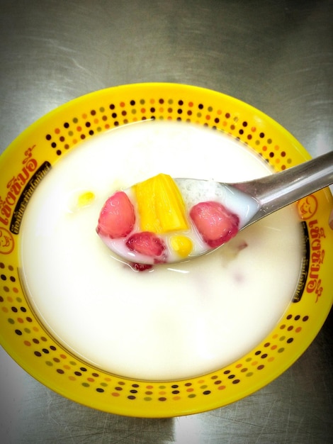 Photo high angle view of dessert in plate