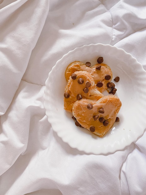 Photo high angle view of dessert served on bed