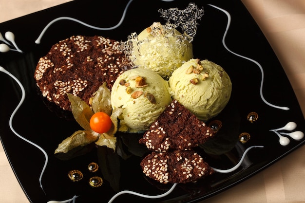 Photo high angle view of dessert served in plate on table