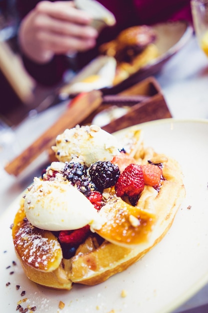 Photo high angle view of dessert served in plate on table