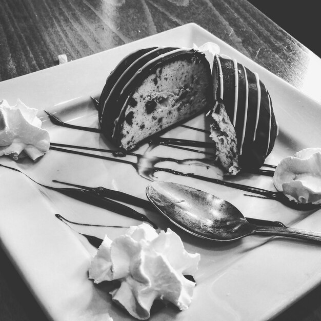 Photo high angle view of dessert and spoon in plate