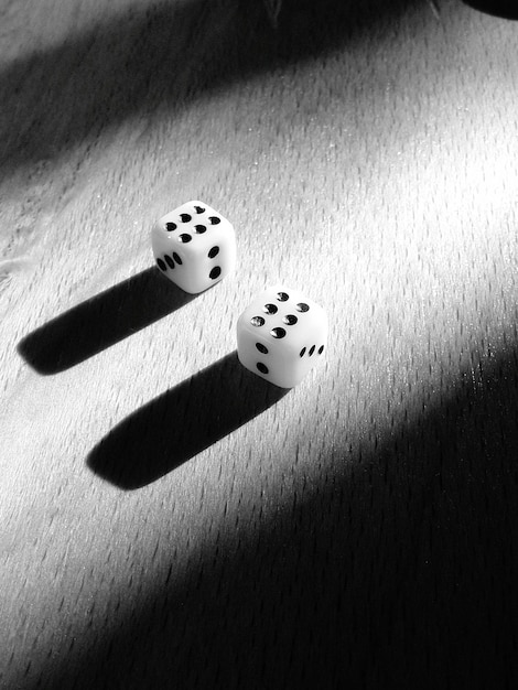 Photo high angle view of dices on wooden table