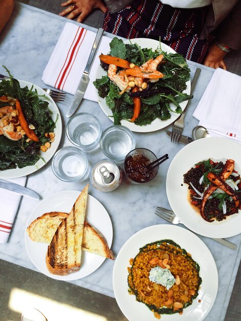 Photo high angle view of dinner served on restaurant table