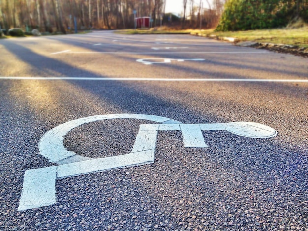 Foto vista ad alto angolo del cartello per disabili nel parcheggio