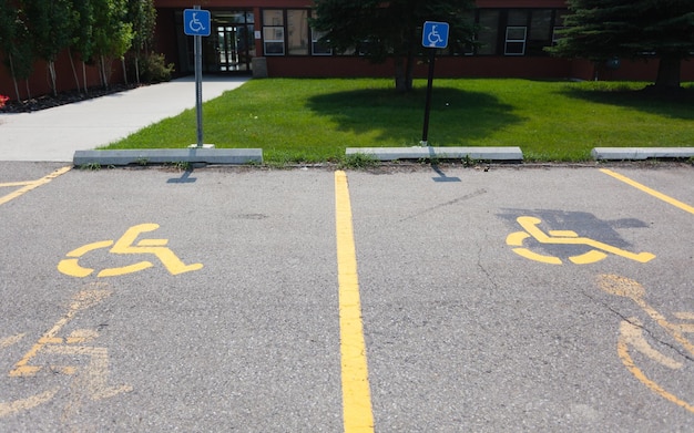 Photo high angle view of disabled signs on street