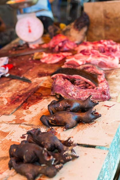 Foto vista ad alta angolazione della carne di cane in vendita al mercato