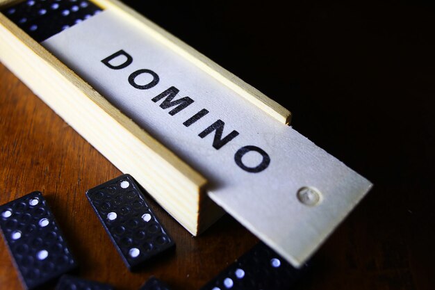 Foto vista ad alto angolo della scatola di domino sul tavolo