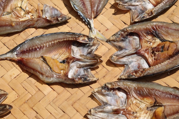 Photo high angle view of dried fish on wicker plate