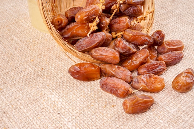 Photo high angle view of dried fruits in basket