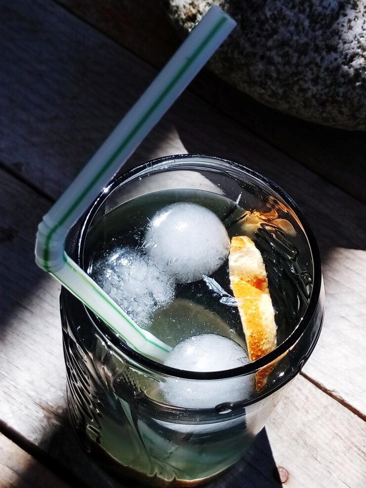 Photo high angle view of drink  in glasse on table