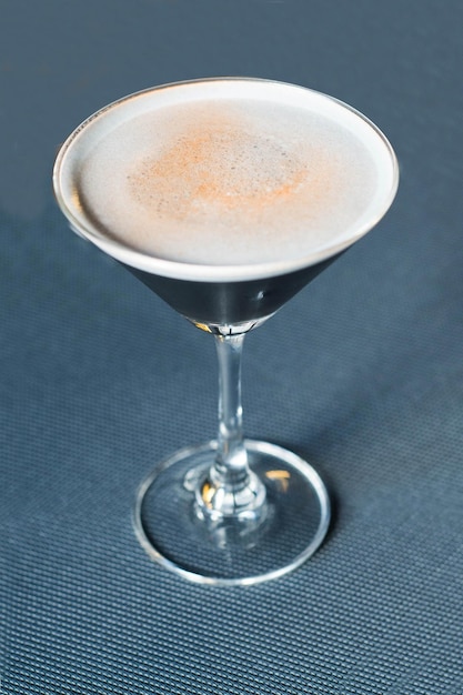 テーブルで提供される飲み物の高角度のビュー