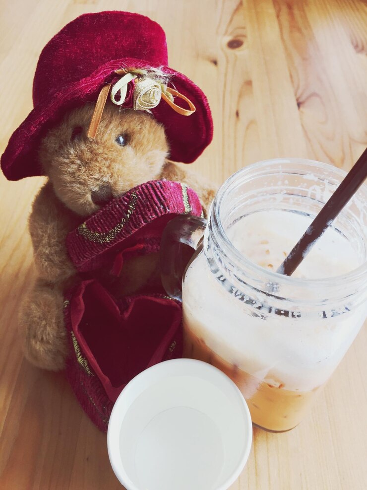 Photo high angle view of drink and teddy bear on table at home