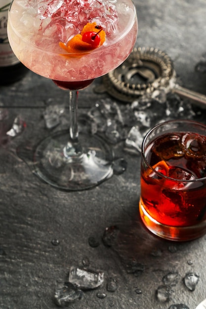 Photo high angle view of drinks on slate