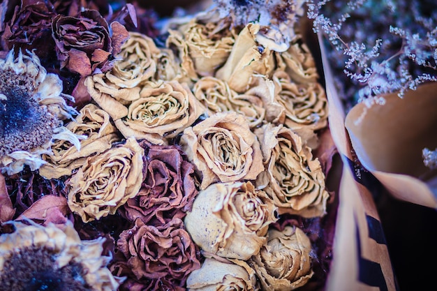 Photo high angle view of dry roses in shop