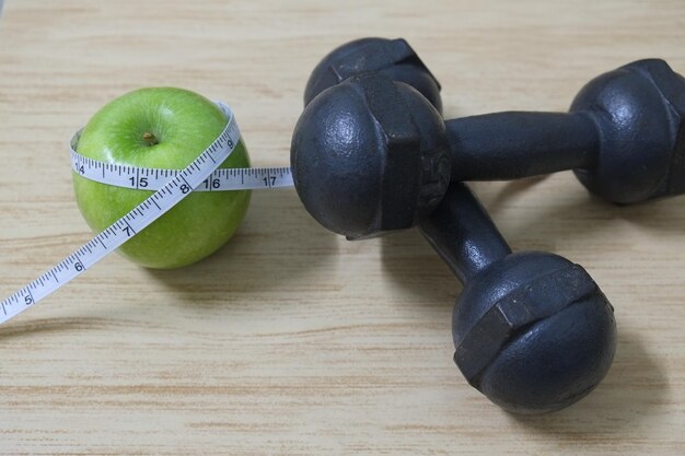 Foto dumbbell a vista ad alto angolo sul tavolo