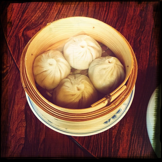 Photo high angle view of dumplings in steamer on table