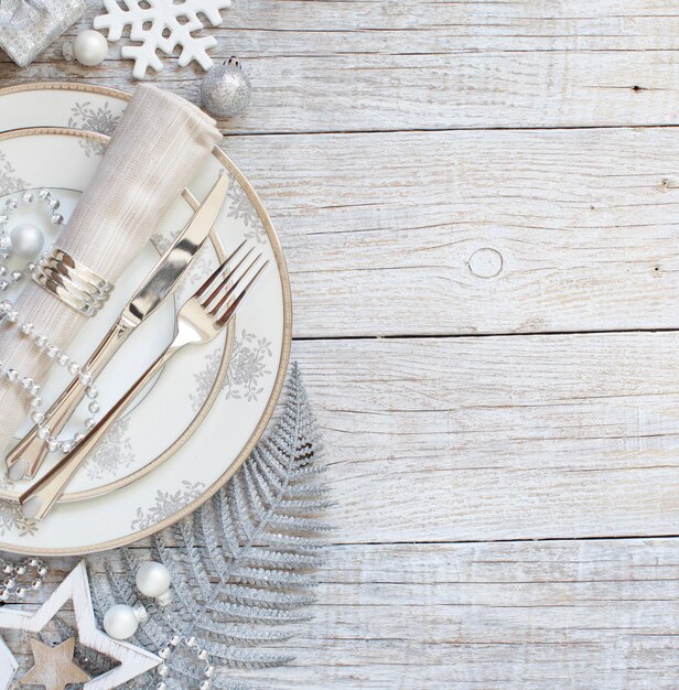 Photo high angle view of eating utensils on table during christmas