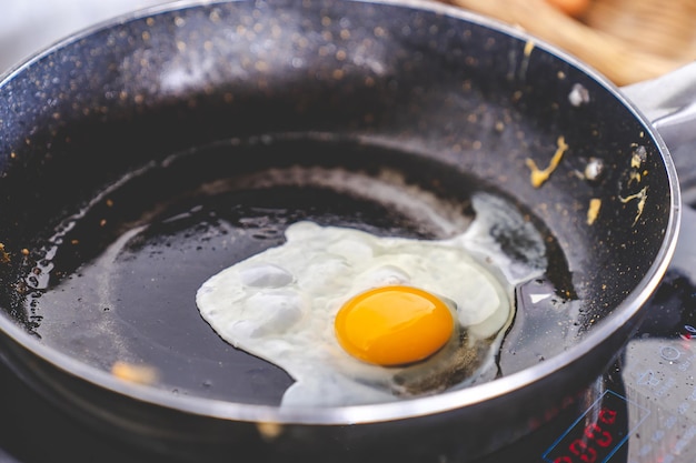 Photo high angle view of egg frying in cooking pan