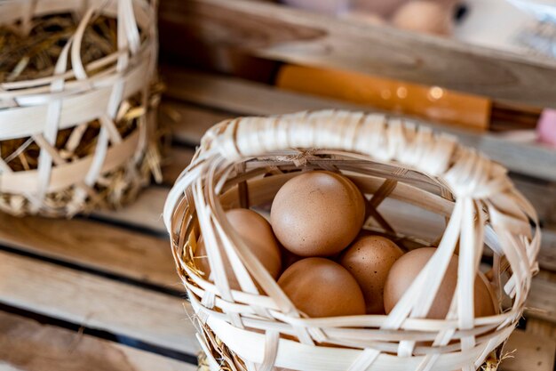 Foto vista ad alto angolo delle uova nel cesto sul tavolo