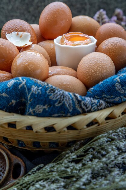 Photo high angle view of eggs in basket