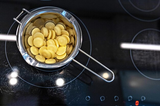 Photo high angle view of eggs in bowl on table